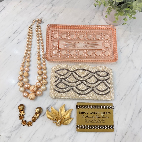 ♥️RESERVED♥️ 1950’s Rhinestone Shoe Straps, Sweater Clip, Beaded Bag, BKE Brooch - Picture 10 of 16